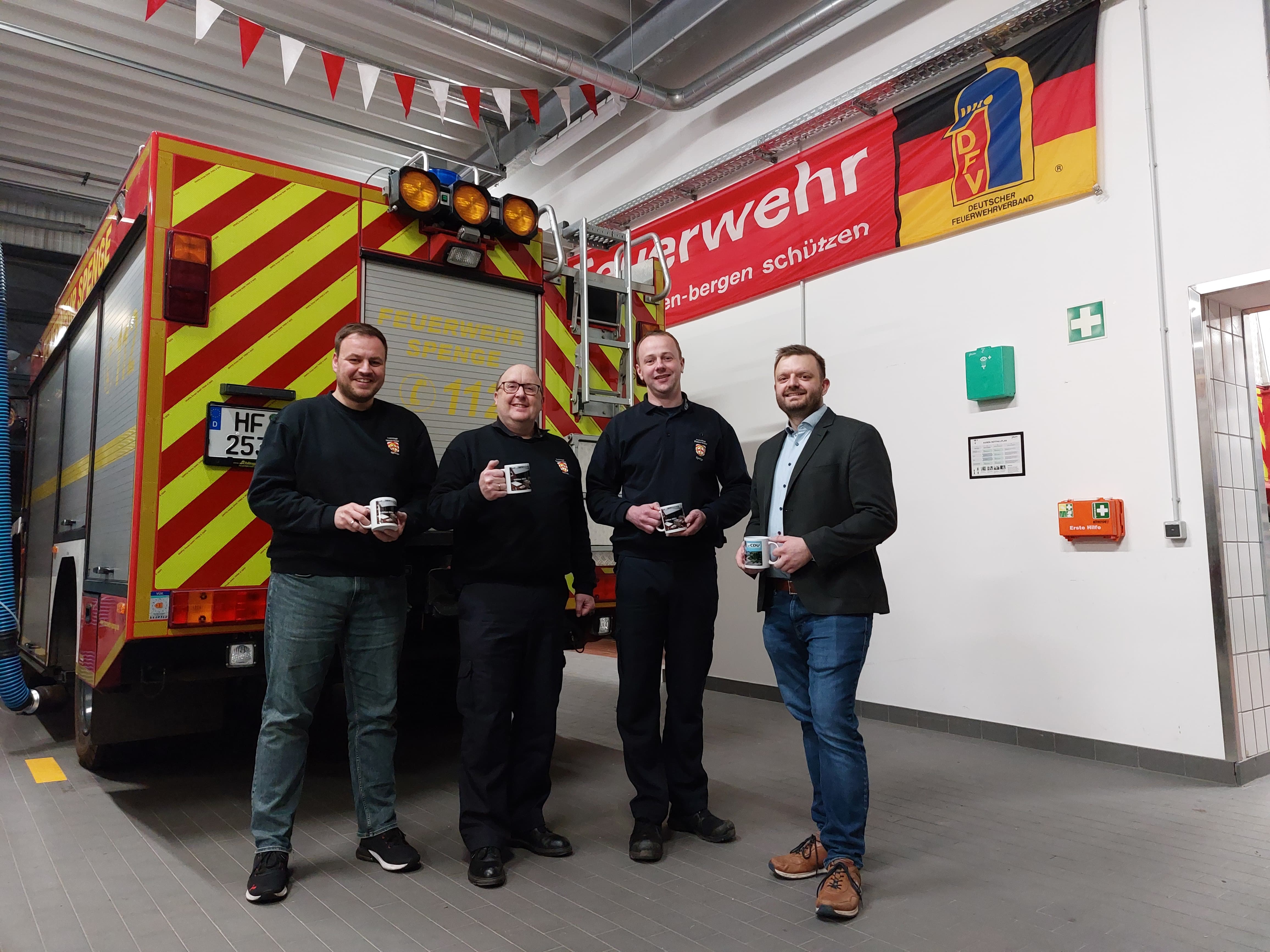 Nils Ebmeyer, Sebastian Ringels und Phillip Köster von der Spenger Feuerwehr bei der Übergabe mit dem CDU-Vorsitzenden Michael Schönbeck  Nils Ebmeyer, Sebastian Ringels und Phillip Köster von der Spenger Feuerwehr bei der Übergabe mit dem CDU-Vorsitzenden Michael Schönbeck